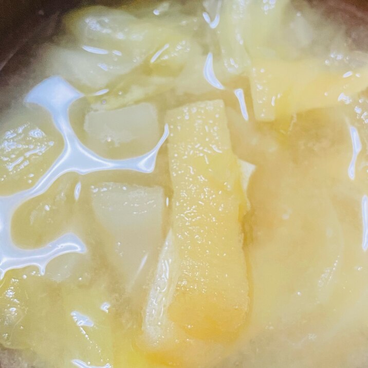 キャベツと玉ねぎと油揚げのお味噌汁